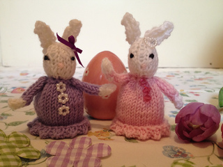 Ravelry: CREME EGG COSY pattern by Alison Hogg