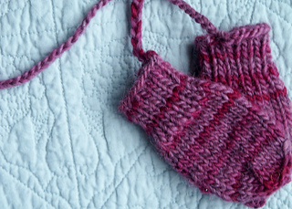 Ravelry: Easy thumbless baby mittens pattern by Julia Daby